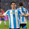 Julián Álvarez celebrando un gol con la camiseta de Argentina.