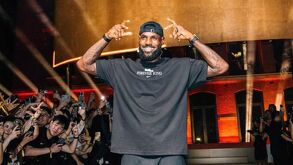 LeBron James debe elegir un nuevo equipo tras su salida de los Lakers.