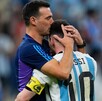Lionel Scaloni abrazando a Lionel Messi en el Mundial de Qatar 2022.