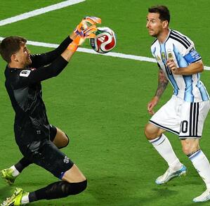 Lionel Messi fallando una oportunidad de gol en el partido Argentina vs Suiza de los cuartos de final del Mundial 2026.