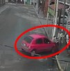 Una mujer identificada como Cristina fue atropellada por un auto mientras vendía tamales en Ecatepec.