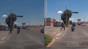 Repentinamente, el agresor aparece caminando entre las filas de automóviles portando un objeto contundente.
