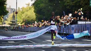 Simon Maywa, ganador de la rama varonil del Medio Maratón de la Ciudad de México.