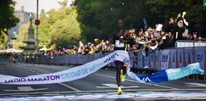 Simon Maywa, ganador de la rama varonil del Medio Maratón de la Ciudad de México.