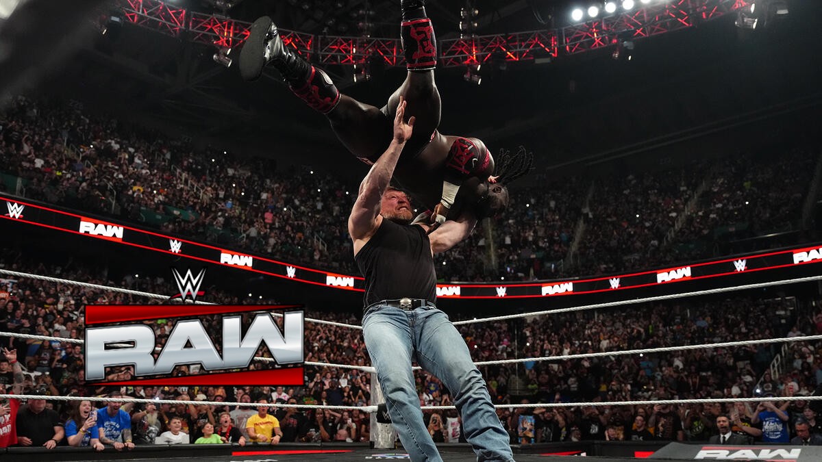 Brock Lesnar aplicando un F5 a Oba Femi en un episodio de WWE Raw.