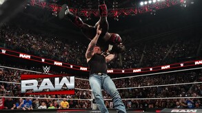 Brock Lesnar aplicando un F5 a Oba Femi en un episodio de WWE Raw.