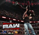Brock Lesnar aplicando un F5 a Oba Femi en un episodio de WWE Raw.