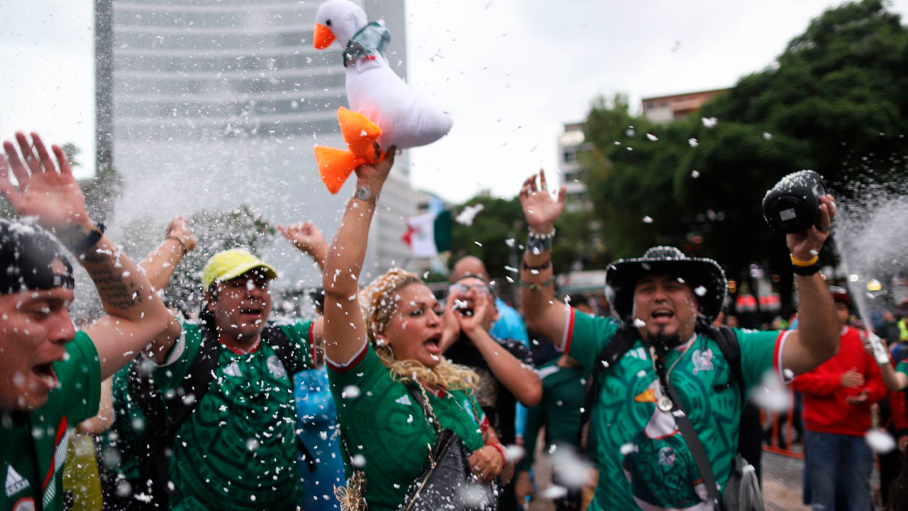 Aficionados mexicanos acudieron al Ángel de la Independencia para despedir a la Selección Mexicana tras su eliminación del Mundial 2026.
