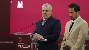 Gobernador de Michoacán Alfredo Ramírez Bedolla hablando delante de un podio durante conferencia de prensa con miembro de su gabinete al lado