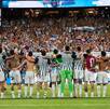 Jugadores de la Selección de Argentina celebrando el pase con la afición.