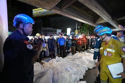 El primer ministro tailandés Anutin Charnvirakul (en azul) inspecciona el lugar del incendio en Bangkok, Tailandia, el 13 de julio del 2026