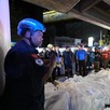 El primer ministro tailandés Anutin Charnvirakul (en azul) inspecciona el lugar del incendio en Bangkok, Tailandia, el 13 de julio del 2026