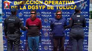 Capturan a cinco personas por robo de vehículos en Toluca; dos intentaron sobornar a los policías para evitar su detención.