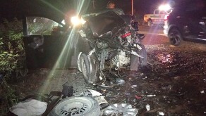 Auto destruido tras accidente carretero en Marín.