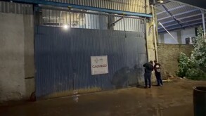 Portón con sello de clausura