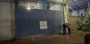 Portón con sello de clausura