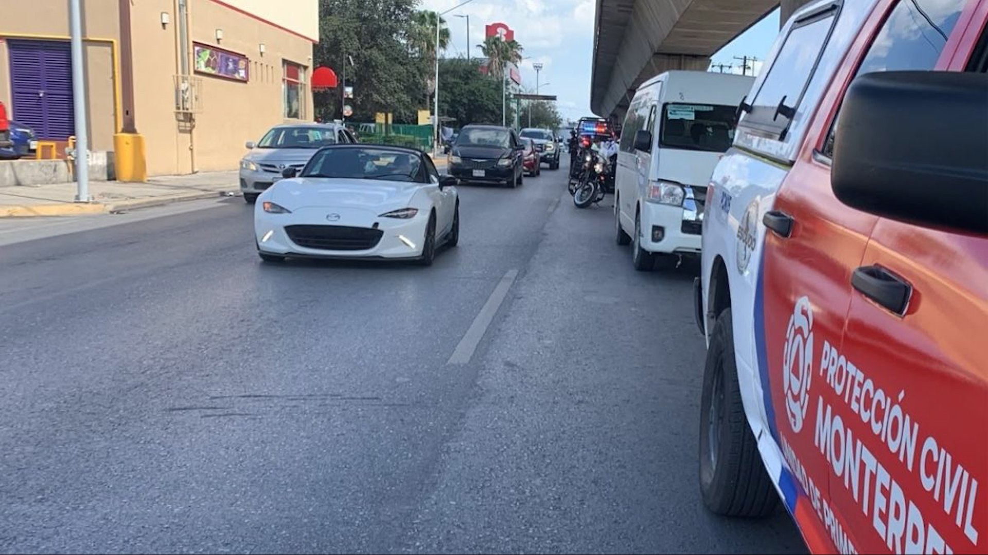 Esperanza, adulta mayor de 72 años, atropellada por transporte personal en avenida Solidaridad, Monterrey. Conoce detalles del accidente y estado de la víctima.