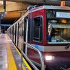 Unidad de la Línea 2 del Tren Ligero de Guadalajara estacionada en la estación Tetlán con personas esperando en el andén