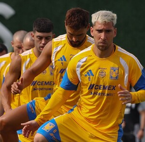 Fernando Gorriarán comandando el entrenamiento de Tigres en la nueva temporada.