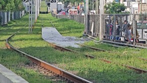 Mega fuga de agua inunda las vías de la Línea 1 y la avenida Colón en Guadalajara