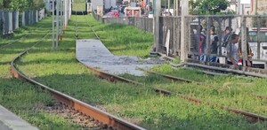 Mega fuga de agua inunda las vías de la Línea 1 y la avenida Colón en Guadalajara