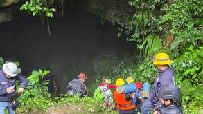 personas con cascos, cuerdas y equipo de rescate en un operativo de búsqueda en una gruta