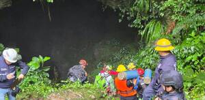 personas con cascos, cuerdas y equipo de rescate en un operativo de búsqueda en una gruta