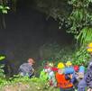 personas con cascos, cuerdas y equipo de rescate en un operativo de búsqueda en una gruta