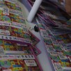 Se observan unos boletos de lotería sobre una mesa.