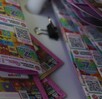 Se observan unos boletos de lotería sobre una mesa.