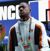 Ibrahima Konate, defensa de Francia, bajando del autobús de la selección durante el Mundial 2026.
