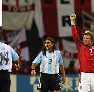 David Beckham celebrando durante el partido de Inglaterra vs Argentina en el Mundial 2002.