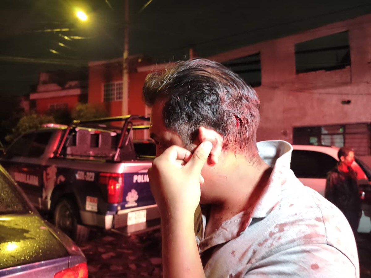 Una fiesta de cumpleaños en la colonia Rancho Nuevo de Guadalajara terminó en una violenta batalla campal con machetes y botellas. Conoce el saldo de heridos.