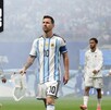 Lionel Messi caminando previo a un partido en el Mundial 2026 con Argentina.