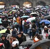 Capitalinos bajo la lluvia en el Zócalo.
