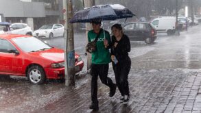 Las lluvias previstas para este día podrían acompañarse con fuertes vientos y posible caída de granizo.