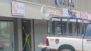 Los empleados sospechan de una compañera debido a ciertas actitudes.