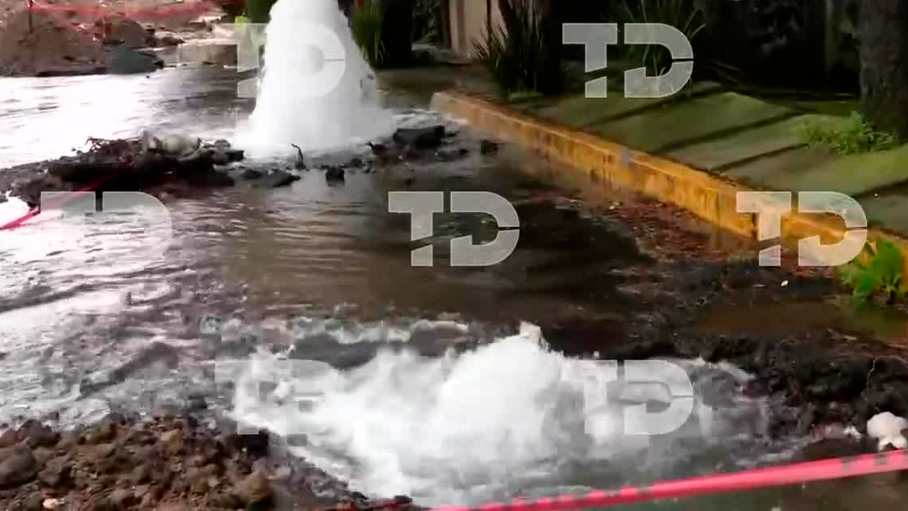 Megafuga de agua potable en Tlalpan alcanza más de un metro de altura y causa daños