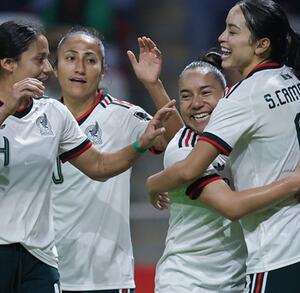 Fotografía de las jugadoras de México celebrando en la cancha de fútbol