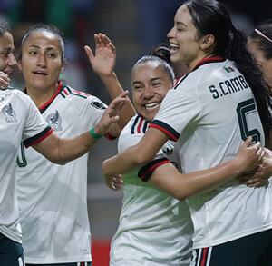 Fotografía de las jugadoras de México celebrando en la cancha de fútbol