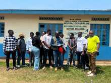 Trabajadores de un centro de tratamiento del Ébola se declaran en huelga por salarios y bonificaciones impagados, en el Hospital General de Rwampara, en Ituri.