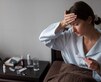 Mujer con fiebre en una cama