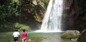 personas en la cascada el salto en cuetzalan