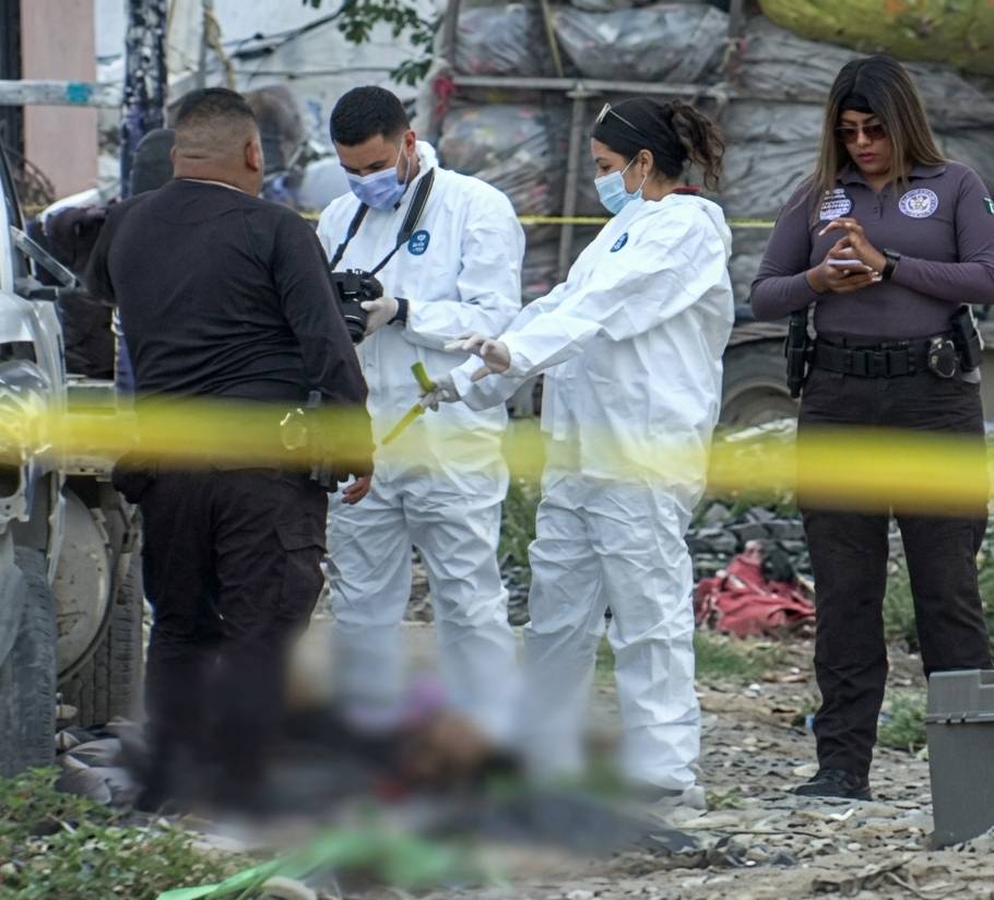El hallazgo de un hombre sin vida movilizó a corporaciones de seguridad en Saltillo; la Fiscalía ya investiga cómo ocurrió el deceso.