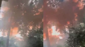 Residente graba como un rayo impacto frente a su domicilio.