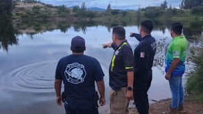personal de protección civil realiza un operativo en una presa