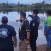 personal de protección civil realiza un operativo en una presa