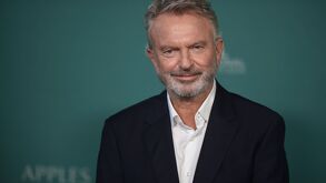 Sam Neill llega al estreno de "Apples Never Fall" el 12 de marzo de 2024 en Los Ángeles.
