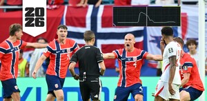 Jugadores de la Selección de Noruega reclamando al árbitro tras una jugada polémica.