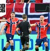 Jugadores de la Selección de Noruega reclamando al árbitro tras una jugada polémica.